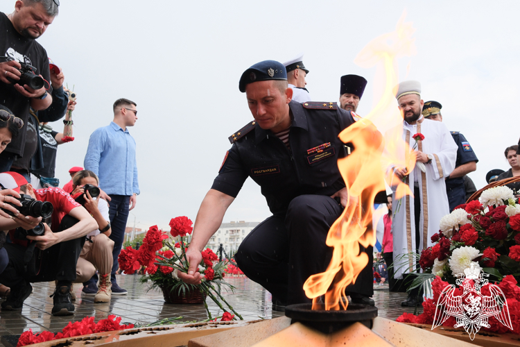 Росгвардейцы поздравили военных моряков с профессиональным праздником в Астрахани 