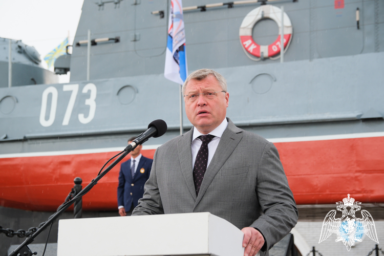 Росгвардейцы поздравили военных моряков с профессиональным праздником в Астрахани 