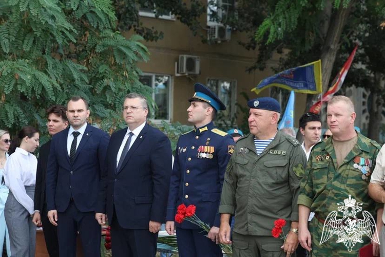 Росгвардейцы поздравили военнослужащих и ветеранов с Днём Воздушно-десантных войск в Астрахани 