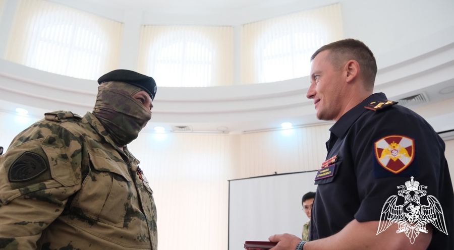 Сотрудников спецподразделений Росгвардии — участников СВО наградили в Астрахани 