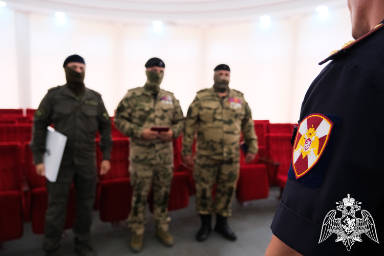 Сотрудников спецподразделений Росгвардии — участников СВО наградили в Астрахани 