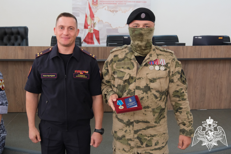 Сотрудников спецподразделений Росгвардии — участников СВО наградили в Астрахани 