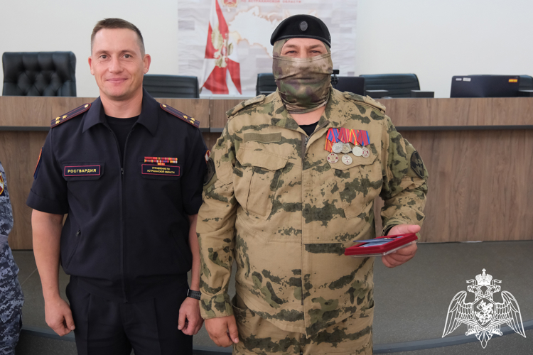 Сотрудников спецподразделений Росгвардии — участников СВО наградили в Астрахани 