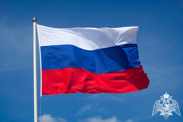 Ветераны Росгвардии посетили церемонию поднятия государственного флага в Астрахани 