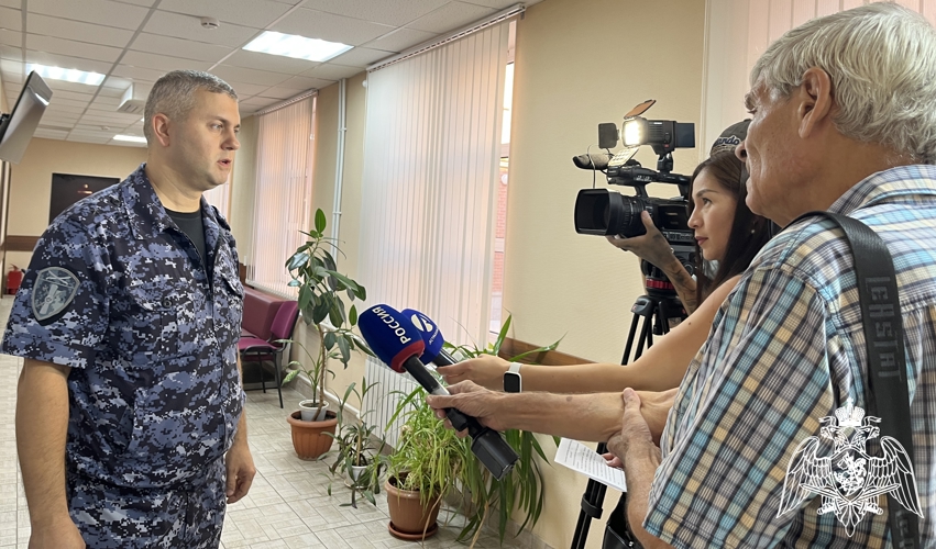 В Управлении Росгвардии по Астраханской области прошла очередная передача оружия в зону СВО
