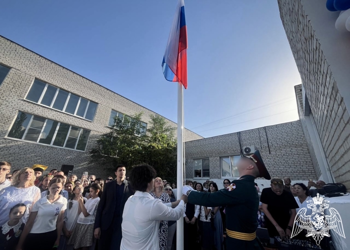 Росгвардейцы – участники специальной военной операции поздравили астраханских школьников с Днём знаний 