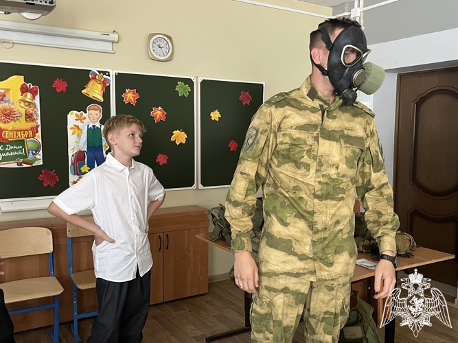Военнослужащие Росгвардии — участники СВО провели открытый урок в астраханской школе