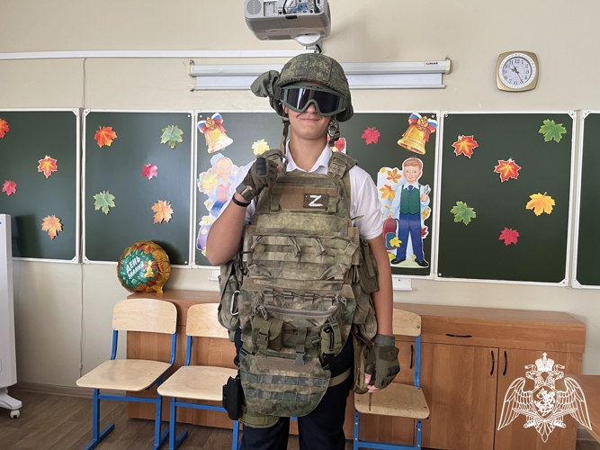 Военнослужащие Росгвардии — участники СВО провели открытый урок в астраханской школе