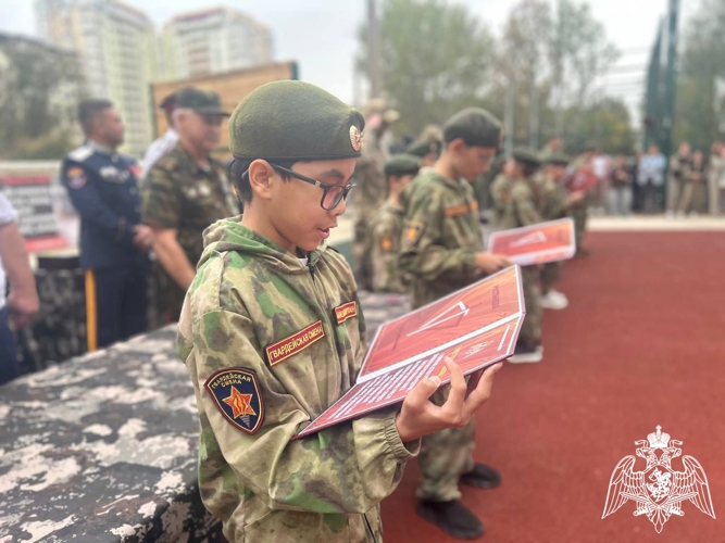 Офицеры Росгвардии посетили церемонию принятия присяги воспитанниками «Гвардейской смены» в Астрахани