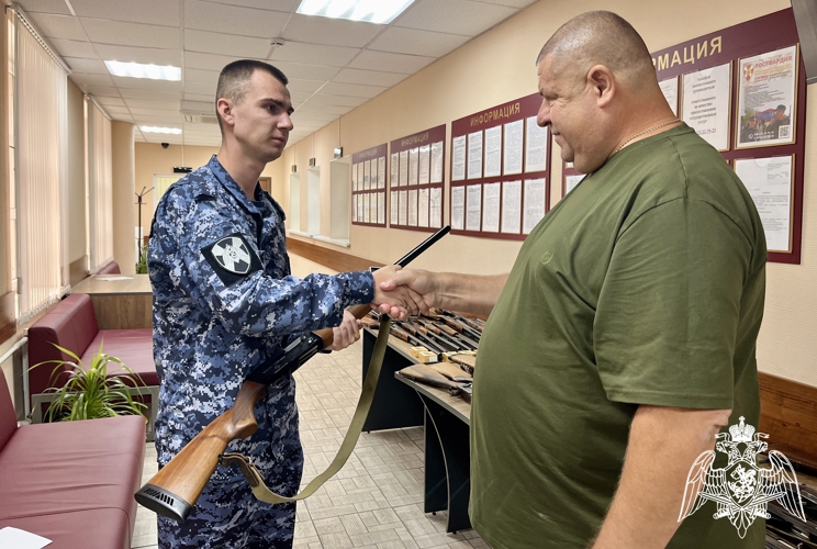 Сотрудники  Росгвардии передали астраханцам — участникам СВО очередную партию гладкоствольного оружия