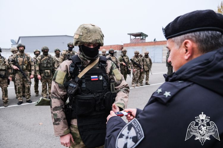 В Астрахани наградили отличившихся сотрудников спецподразделений Росгвардии — участников СВО