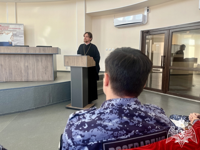 В единстве — сила: священник Астраханской епархии рассказал росгвардейцам о смысле Дня народного единства