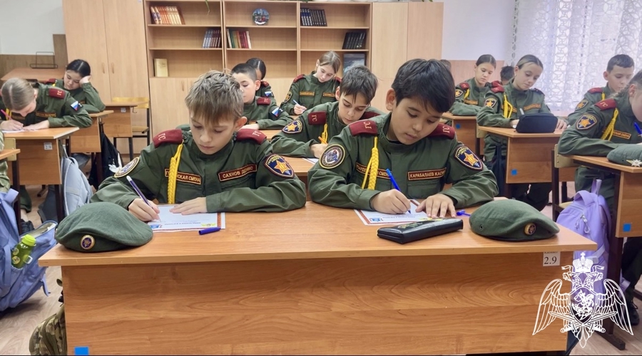 Воспитанники «Гвардейской смены» написали трогательные письма росгвардейцам в Астрахани
