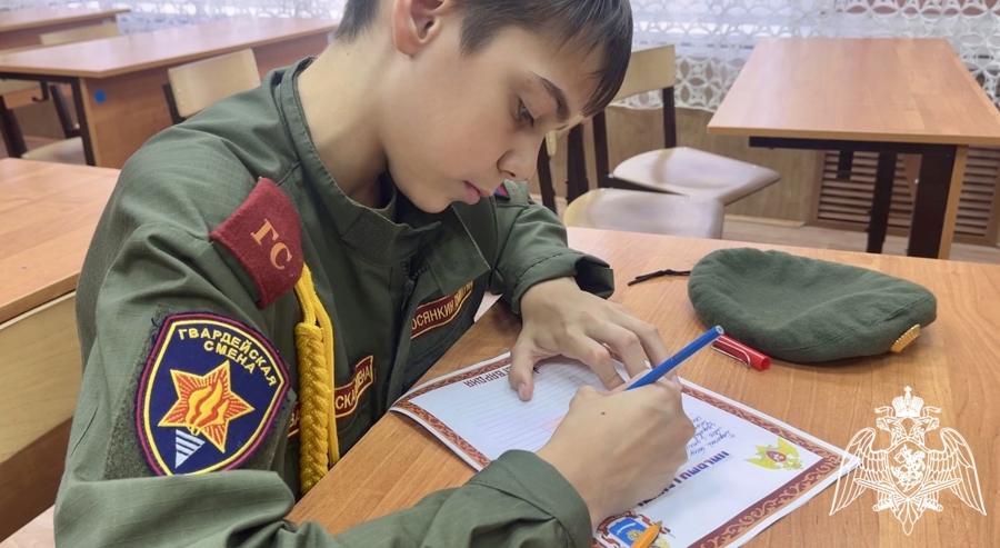 Воспитанники «Гвардейской смены» написали трогательные письма росгвардейцам в Астрахани