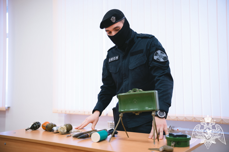 Взрывотехник Росгвардии провёл мастер-класс для школьников и студентов в Астрахани