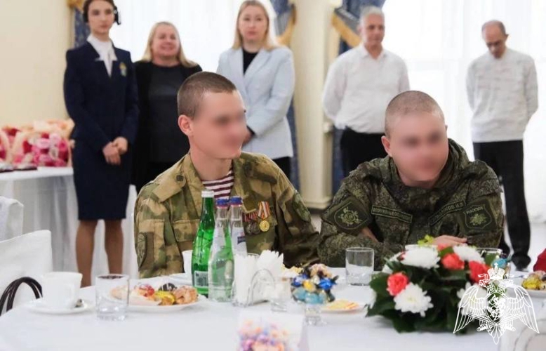 Губернатор Астраханской области вручил маме росгвардейца медаль «Материнская слава»