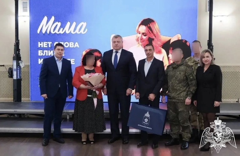 Губернатор Астраханской области вручил маме росгвардейца медаль «Материнская слава»