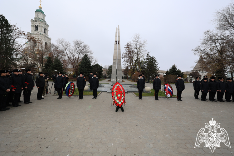 Ветераны Росгвардии почтили память безымянных героев в Астрахани 