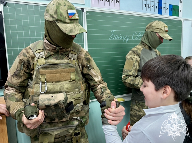 Гимназисты поздравили военнослужащих астраханского батальона Росгвардии с Днём героев Отечества