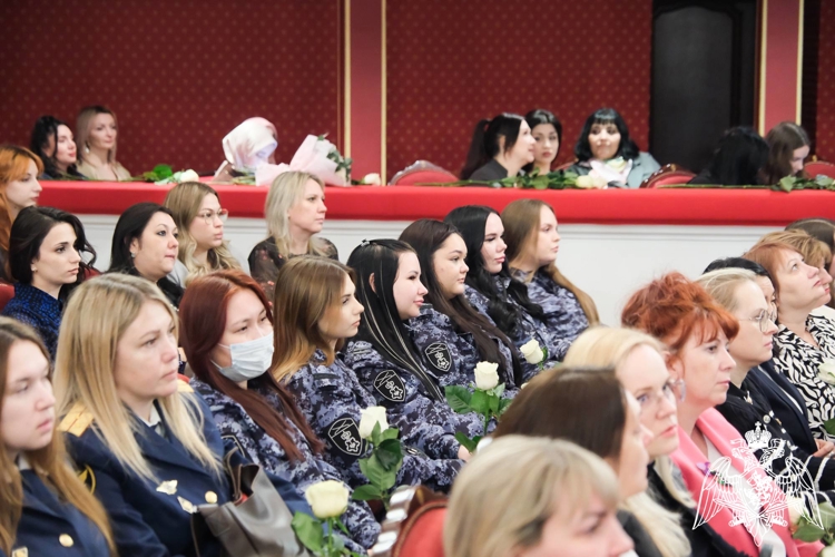 В преддверии 8 марта росгвардейцы поздравили женщин-сослуживцев в Астрахани
