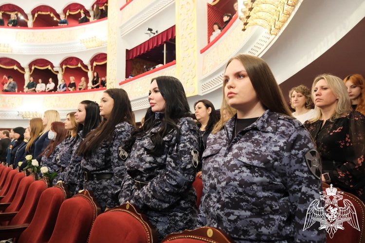 В преддверии 8 марта росгвардейцы поздравили женщин-сослуживцев в Астрахани
