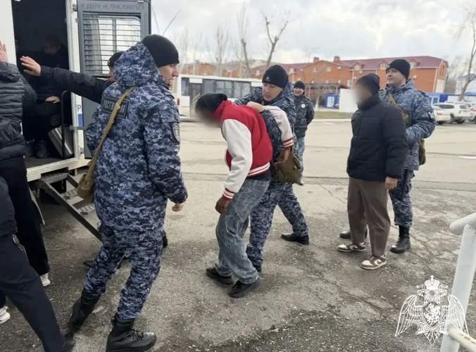 Росгвардейцы приняли участие в тактико-специальной тренировке накануне футбольного сезона в Астрахани 