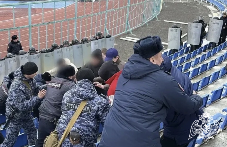Росгвардейцы приняли участие в тактико-специальной тренировке накануне футбольного сезона в Астрахани 