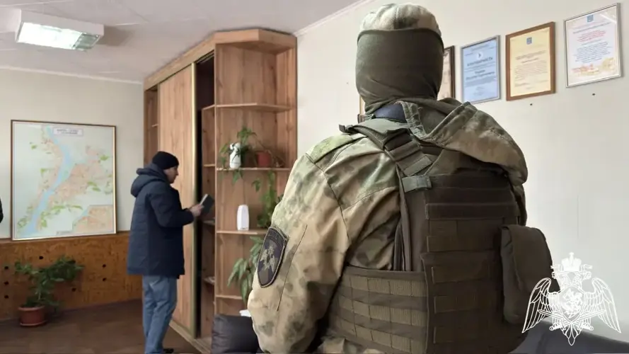 При содействии Росгвардии в Астрахани задержан сотрудник бюджетного учреждения по подозрению в получении взятки 