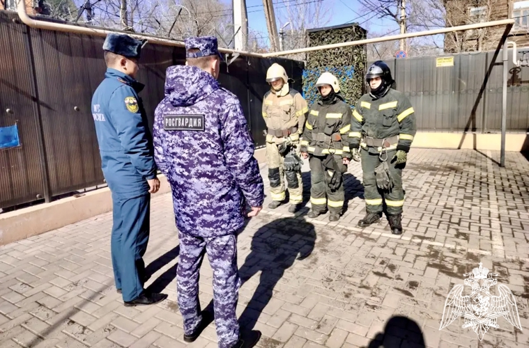 На базе вневедомственной охраны в Астрахани прошли пожарно-тактические занятия 