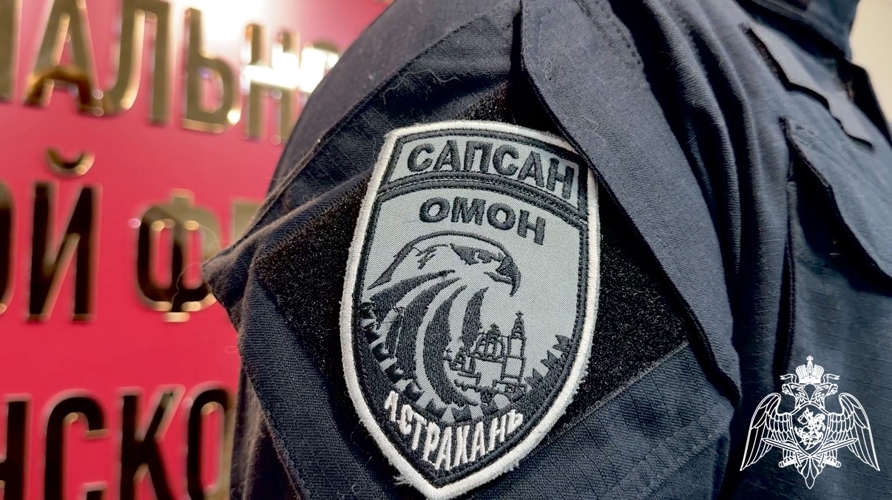 Сотрудник ОМОН Росгвардии помог полиции задержать опасного водителя в астраханском селе