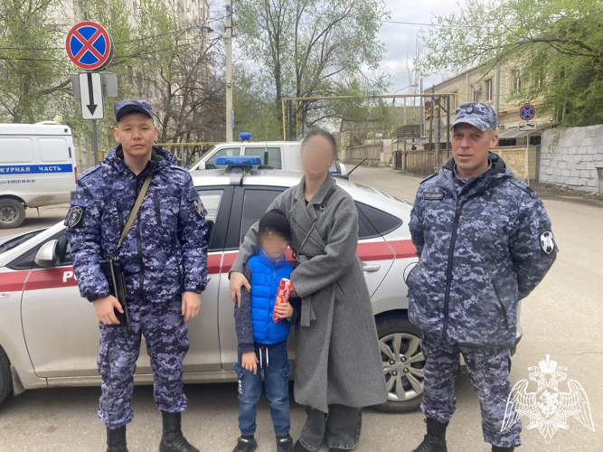 В Астрахани сотрудники Росгвардии нашли и вернули маме потерявшегося ребенка