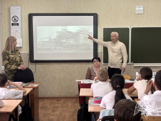 В Астрахани военнослужащие Росгвардии и ветеран-ликвидатор провели тематический урок мужества для школьников