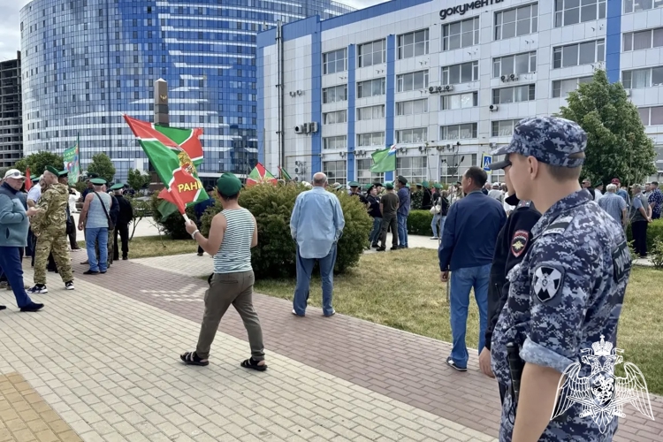 Начальник Управления Росгвардии принял участие в памятном мероприятии на Петровской набережной Астрахани