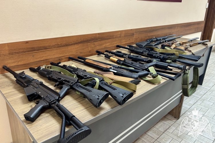 В Астраханской области Росгвардия передала на нужды СВО партию из 35 ружей и 7 тысяч патронов
