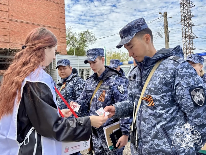 В Астрахани росгвардейцы поддержали акцию «Красная гвоздика»