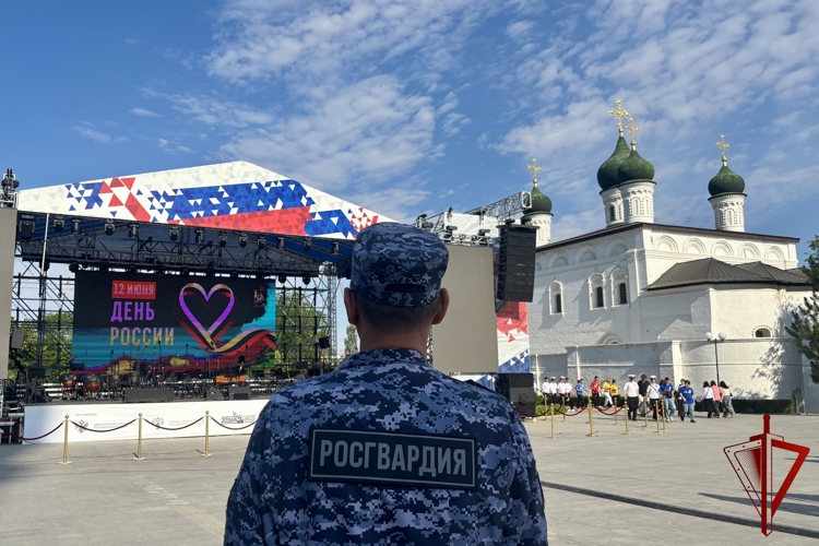 В Астрахани Росгвардия приняла участие в торжественном мероприятии ко Дню России