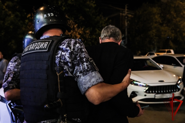 Группа задержания вневедомственной охраны пресекла хулиганские действия агрессивного посетителя астраханского кафе