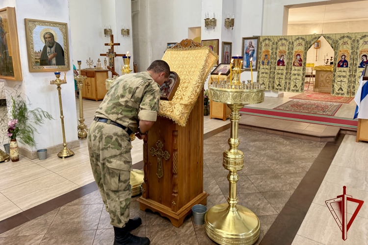 Военнослужащие астраханского батальона Росгвардии почтили память святого равноапостольного князя Владимира