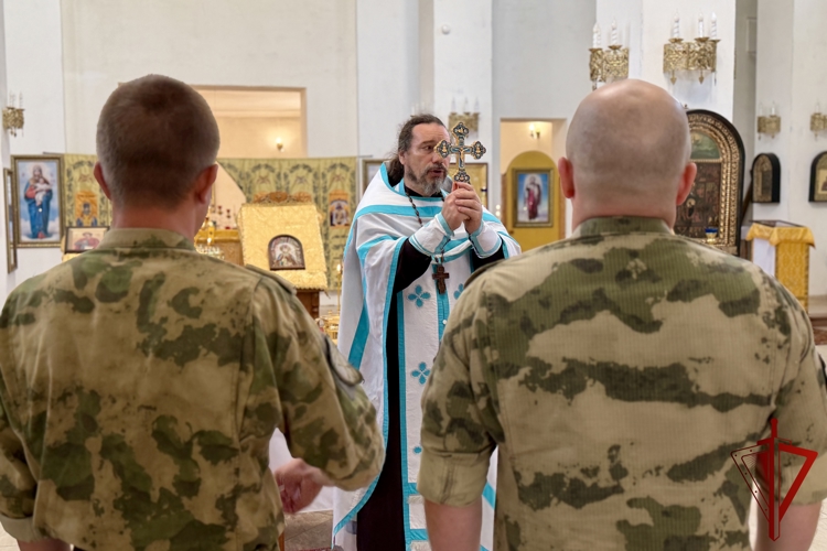 Военнослужащие астраханского батальона Росгвардии почтили память святого равноапостольного князя Владимира