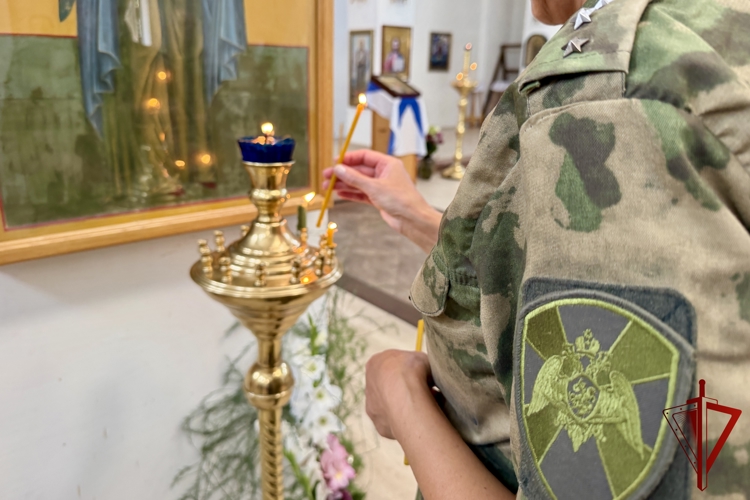 Военнослужащие астраханского батальона Росгвардии почтили память святого равноапостольного князя Владимира