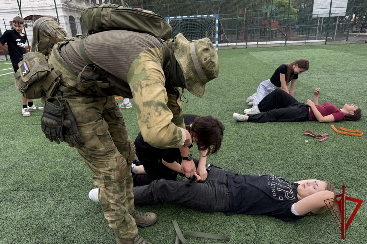 Военнослужащий астраханского батальона Росгвардии обучил юнармейцев тактической медицине и строевой подготовке