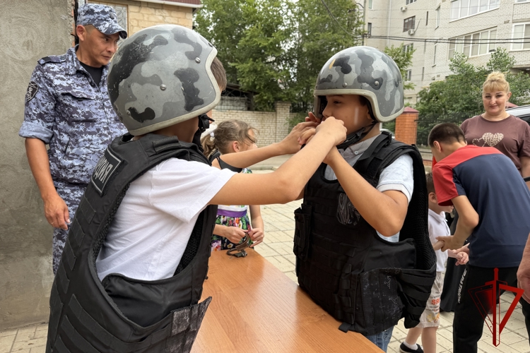 Росгвардия подарила детям, находящимся в трудной жизненной ситуации, незабываемые каникулы в Астрахани