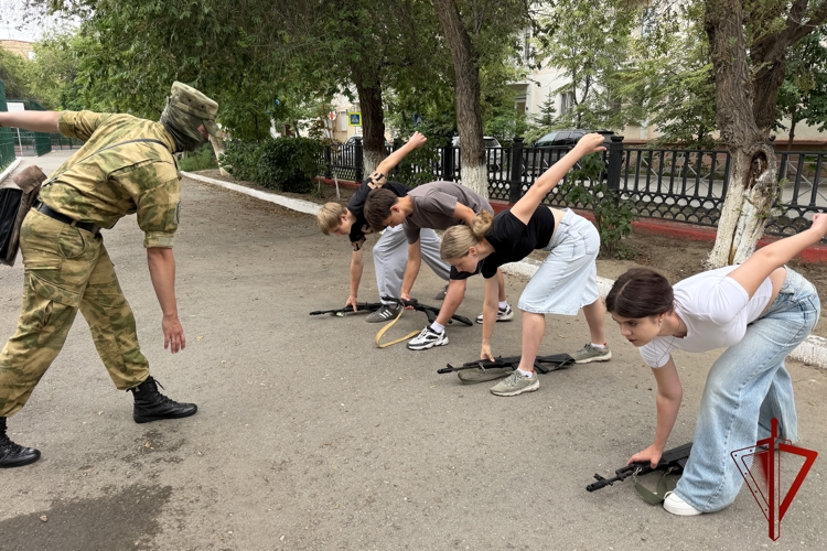 Военнослужащий астраханского батальона Росгвардии обучил юнармейцев тактической медицине и строевой подготовке