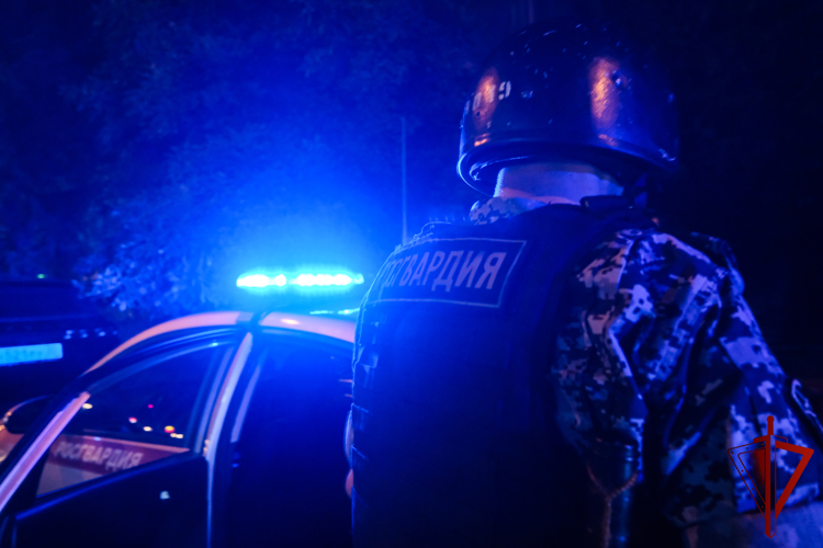  Росгвардейцы в Астрахани помогли пенсионерке вернуться домой