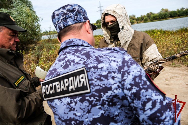 Сотрудники Росгвардии напоминают астраханцам правила обращения с оружием накануне охотничьего сезона