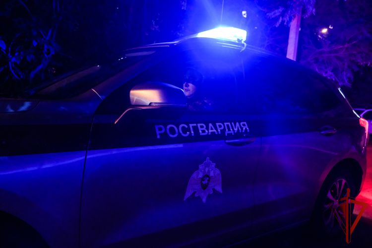 В Астрахани сотрудники вневедомственной охраны Росгвардии задержали мужчину, устроившего погром