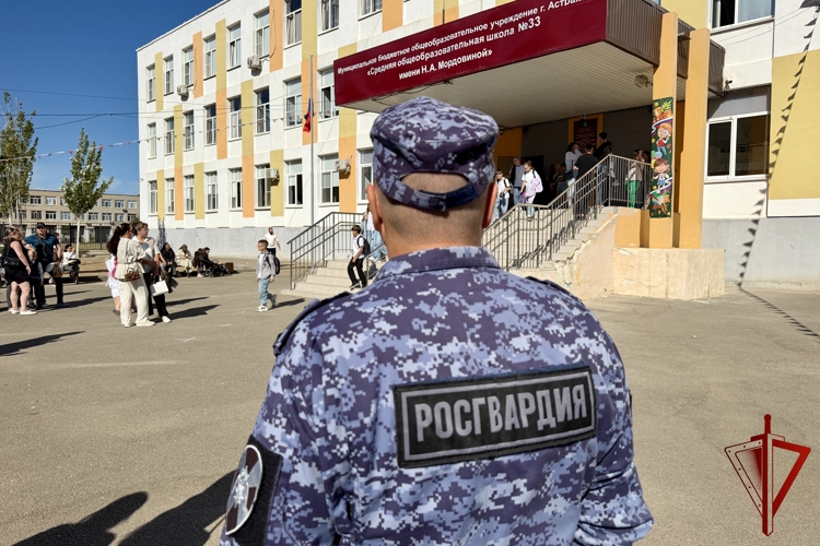 Росгвардия обеспечила правопорядок Дня знаний в Астрахани
