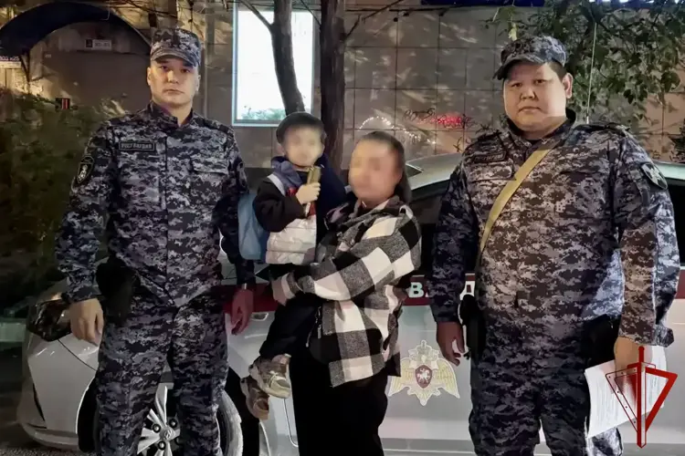Экипаж вневедомственной охраны Росгвардии вернул домой потерявшегося в Астрахани мальчика 