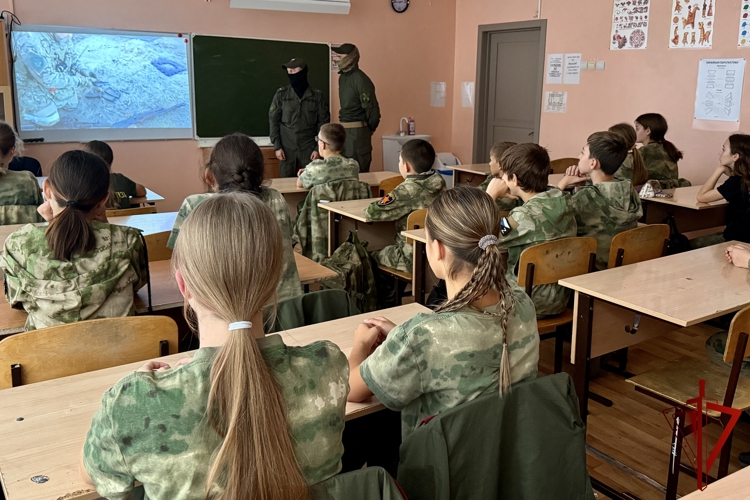 Офицеры СОБР «Каспий» провели патриотическую беседу с воспитанниками гвардейского класса в Астрахани