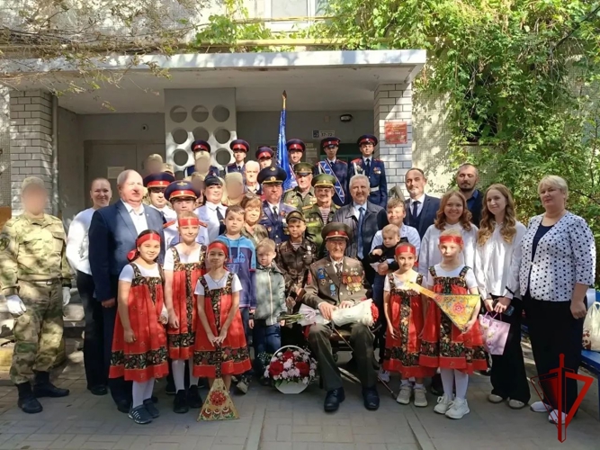 В АСТРАХАНИ РОСГВАРДЕЙЦЫ ПОЗДРАВИЛИ ВЕТЕРАНА ВЕЛИКОЙ ОТЕЧЕСТВЕННОЙ ВОЙНЫ СО 101-ЛЕТИЕМ